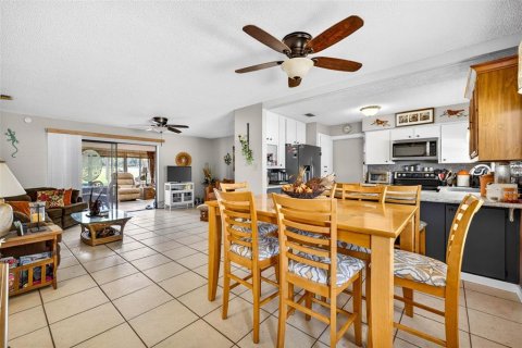 House in Zephyrhills, Florida 2 bedrooms, 113.53 sq.m. № 2230887 - photo 5