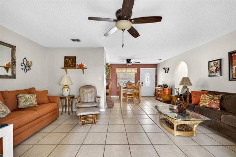 House in Zephyrhills, Florida 2 bedrooms, 113.53 sq.m. № 2230887 - photo 18