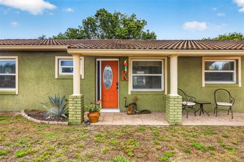 House in Zephyrhills, Florida 2 bedrooms, 113.53 sq.m. № 2230887 - photo 4