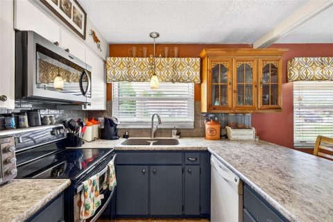 House in Zephyrhills, Florida 2 bedrooms, 113.53 sq.m. № 2230887 - photo 11