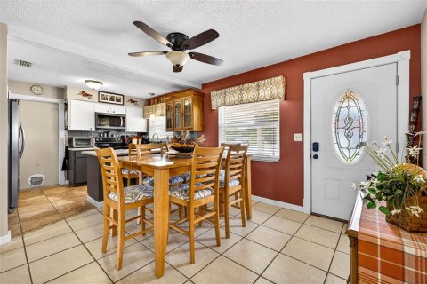 House in Zephyrhills, Florida 2 bedrooms, 113.53 sq.m. № 2230887 - photo 6
