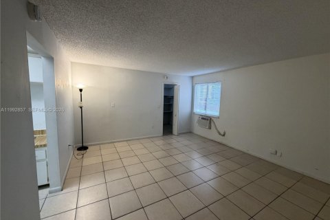 Condominio en Hialeah, Florida, 1 dormitorio  № 2056712