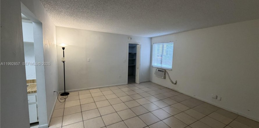 Condominio en Hialeah, Florida, 1 dormitorio  № 2056712