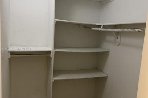 Condominio en alquiler en Hialeah, Florida, 1 dormitorio, 35.49 m2 № 2056712 - foto 3