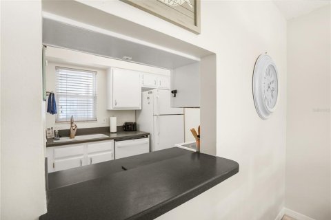 Condo in Sarasota, Florida, 2 bedrooms  № 2230416 - photo 12