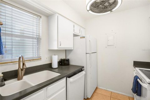 Condo in Sarasota, Florida, 2 bedrooms  № 2230416 - photo 15