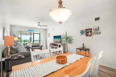 Condo in Sarasota, Florida, 2 bedrooms  № 2230416 - photo 4