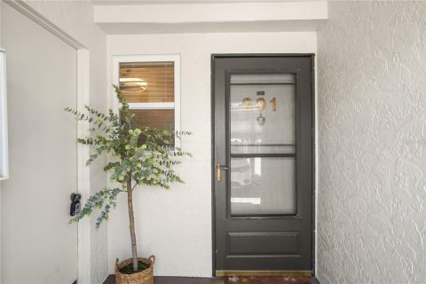 Condo in Sarasota, Florida, 2 bedrooms  № 2230416 - photo 2