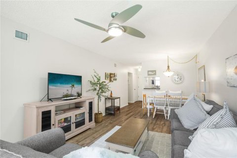 Condo in Sarasota, Florida, 2 bedrooms  № 2230416 - photo 9