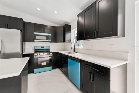 House in Avon Park, Florida 3 bedrooms, 139.35 sq.m. № 2231307 - photo 8