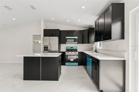 House in Avon Park, Florida 3 bedrooms, 139.35 sq.m. № 2231307 - photo 7