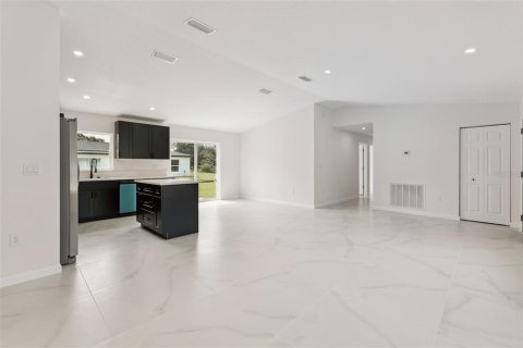 House in Avon Park, Florida 3 bedrooms, 139.35 sq.m. № 2231307 - photo 5