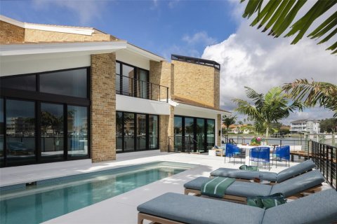 House in Saint Petersburg, Florida 4 bedrooms, 408.77 sq.m. № 1733616 - photo 12