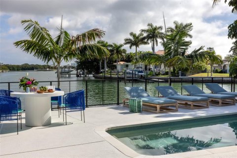 House in Saint Petersburg, Florida 4 bedrooms, 408.77 sq.m. № 1733616 - photo 11