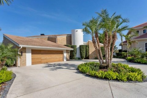 House in Saint Petersburg, Florida 4 bedrooms, 408.77 sq.m. № 1733616 - photo 2