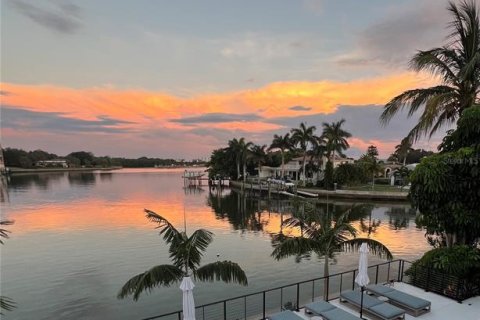 House in Saint Petersburg, Florida 4 bedrooms, 408.77 sq.m. № 1733616 - photo 8