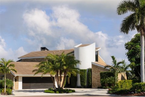 House in Saint Petersburg, Florida 4 bedrooms, 408.77 sq.m. № 1733616 - photo 1