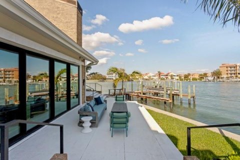 House in Saint Petersburg, Florida 4 bedrooms, 408.77 sq.m. № 1733616 - photo 15