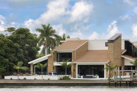 House in Saint Petersburg, Florida 4 bedrooms, 408.77 sq.m. № 1733616 - photo 4