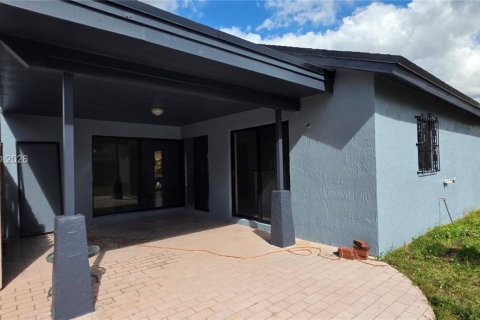 House in Miami, Florida 3 bedrooms, 120.31 sq.m. № 2000427 - photo 7