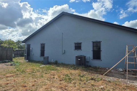 House in Miami, Florida 3 bedrooms, 120.31 sq.m. № 2000427 - photo 4