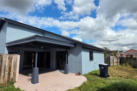 House in Miami, Florida 3 bedrooms, 120.31 sq.m. № 2000427 - photo 8