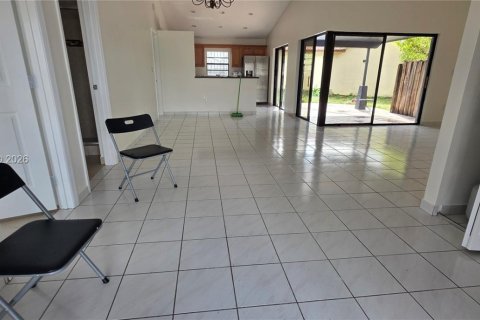 House in Miami, Florida 3 bedrooms, 120.31 sq.m. № 2000427 - photo 16