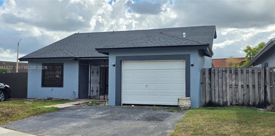 House in Miami, Florida 3 bedrooms, 120.31 sq.m. № 2000427