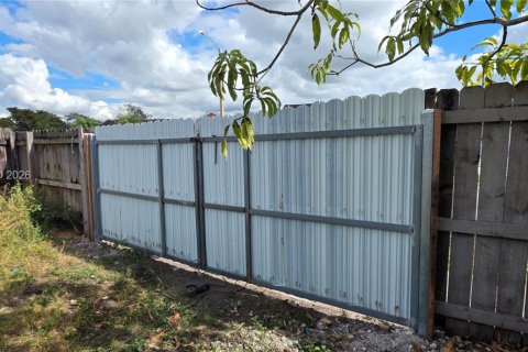 House in Miami, Florida 3 bedrooms, 120.31 sq.m. № 2000427 - photo 12