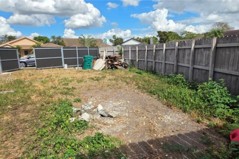 House in Miami, Florida 3 bedrooms, 120.31 sq.m. № 2000427 - photo 13