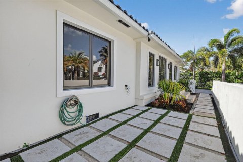 House in West Palm Beach, Florida 5 bedrooms, 338.63 sq.m. № 2187119 - photo 4