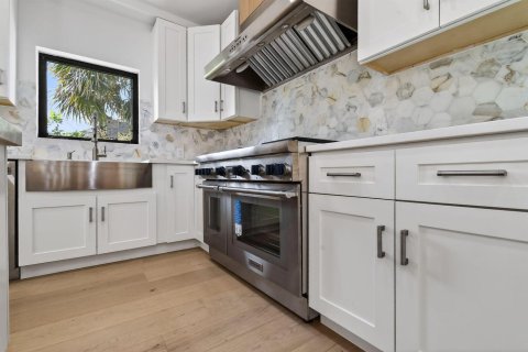 House in West Palm Beach, Florida 5 bedrooms, 338.63 sq.m. № 2187119 - photo 20