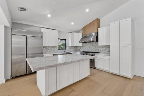 House in West Palm Beach, Florida 5 bedrooms, 338.63 sq.m. № 2187119 - photo 17