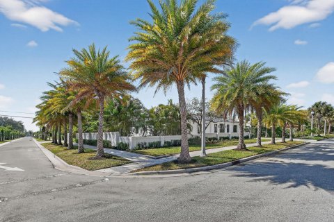 House in West Palm Beach, Florida 5 bedrooms, 338.63 sq.m. № 2187119 - photo 2