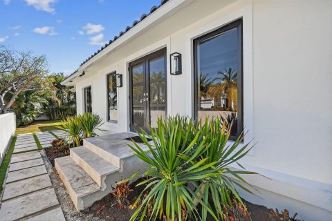 House in West Palm Beach, Florida 5 bedrooms, 338.63 sq.m. № 2187119 - photo 3
