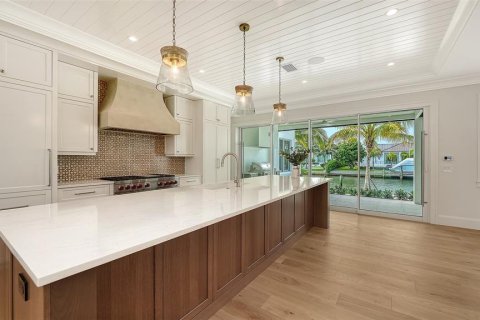 House in Longboat Key, Florida 4 bedrooms, 397.06 sq.m. № 2208583 - photo 11
