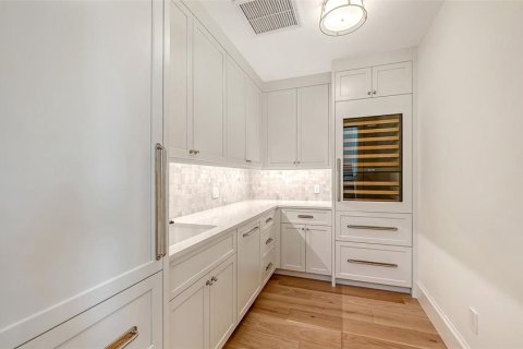 House in Longboat Key, Florida 4 bedrooms, 397.06 sq.m. № 2208583 - photo 13