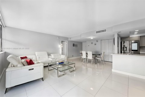 Condominio en venta en North Miami Beach, Florida, 2 dormitorios, 111.48 m2 № 2013068 - foto 8