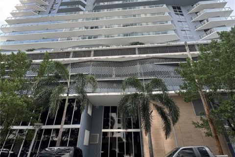 Condo in Miami, Florida, 3 bedrooms  № 1800755 - photo 2