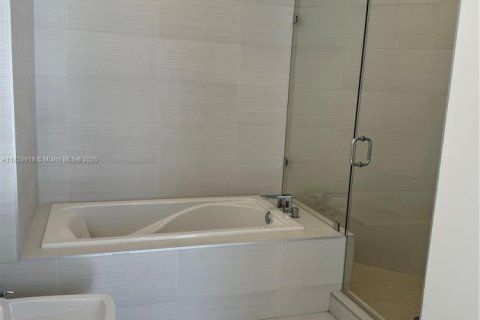 Condo in Miami, Florida, 3 bedrooms  № 1800755 - photo 21