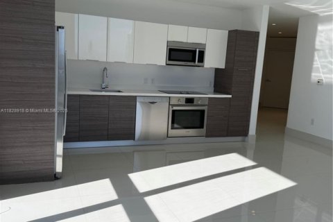 Condo in Miami, Florida, 3 bedrooms  № 1800755 - photo 17