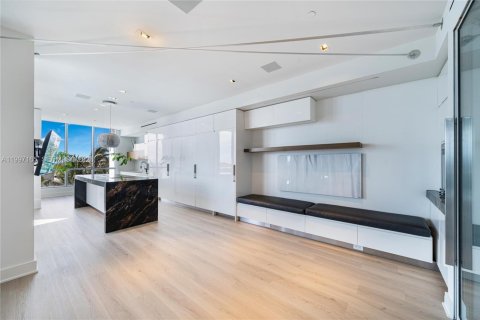 Condominio en alquiler en Miami Beach, Florida, 4 dormitorios, 353.68 m2 № 2059483 - foto 9