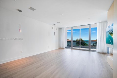 Condominio en alquiler en Miami Beach, Florida, 4 dormitorios, 353.68 m2 № 2059483 - foto 13