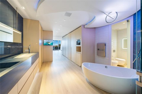 Condominio en alquiler en Miami Beach, Florida, 4 dormitorios, 353.68 m2 № 2059483 - foto 15