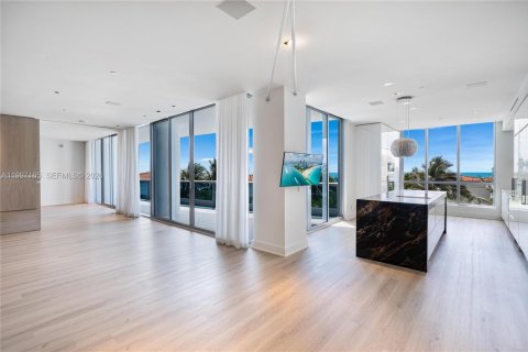 Condominio en alquiler en Miami Beach, Florida, 4 dormitorios, 353.68 m2 № 2059483 - foto 2