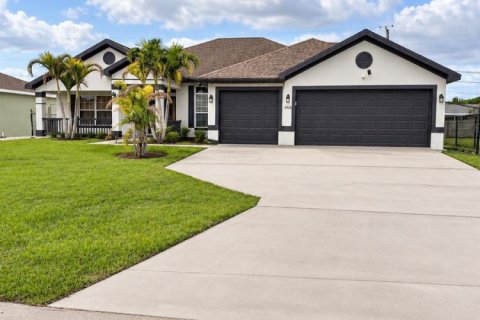 House in Port St. Lucie, Florida 4 bedrooms, 208.94 sq.m. № 2423498