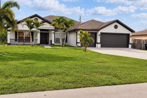 House in Port St. Lucie, Florida 4 bedrooms, 208.94 sq.m. № 2423498 - photo 2