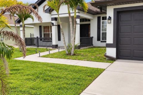 House in Port St. Lucie, Florida 4 bedrooms, 208.94 sq.m. № 2423498 - photo 3