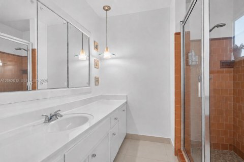 House in North Miami Beach, Florida 3 bedrooms, 155.43 sq.m. № 2317212 - photo 24