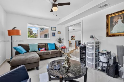 House in North Miami Beach, Florida 3 bedrooms, 155.43 sq.m. № 2317212 - photo 20